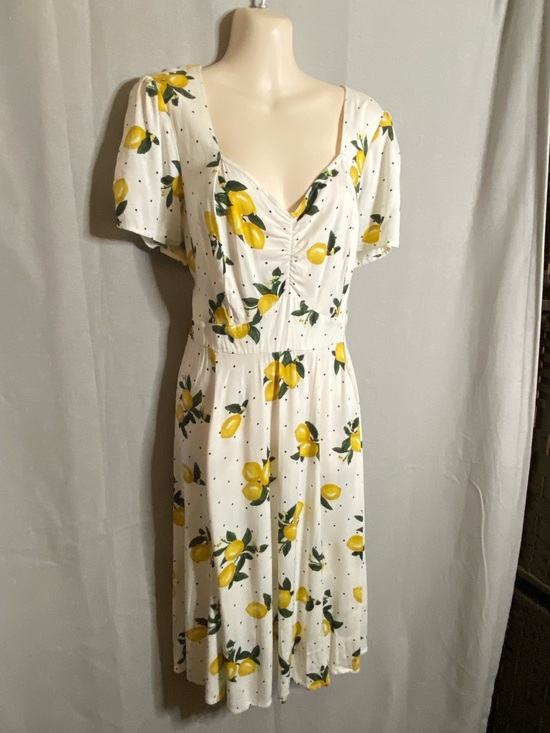torrid Dresses & Skirts - torrid White Midi Dress with Yellow Lemon Print